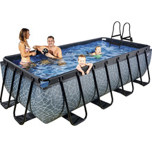 Rektangulär swimmingpool med familj och stege.