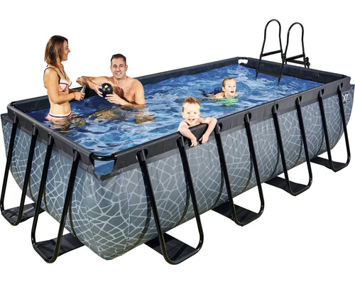 Rektangulär swimmingpool med familj och stege.