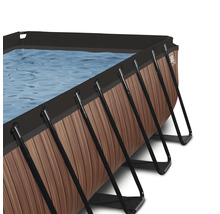 Detaljvy av en rörformad pool med träpanel och vatten