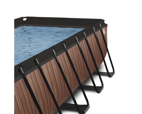 Detaljvy av en rörformad pool med träpanel och vatten
