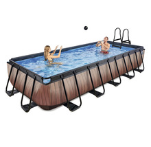 Rektangulär swimmingpool med träpanel, med stege och två personer i vattnet.