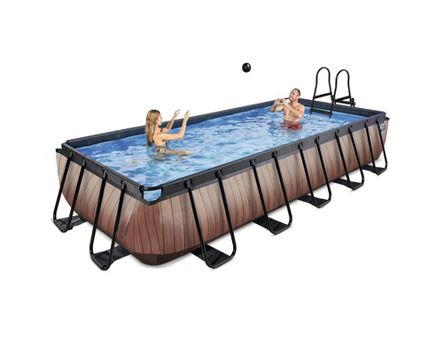 Rektangulär swimmingpool med träpanel, med stege och två personer i vattnet.
