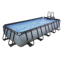 Rektangulär pool med stege och grått mönster
