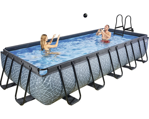 Rektangulär ram pool med stege och två personer i vattnet.