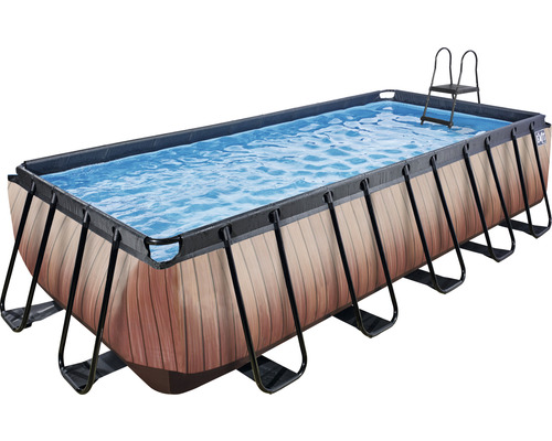 Rektangulär pool med trälook och stege