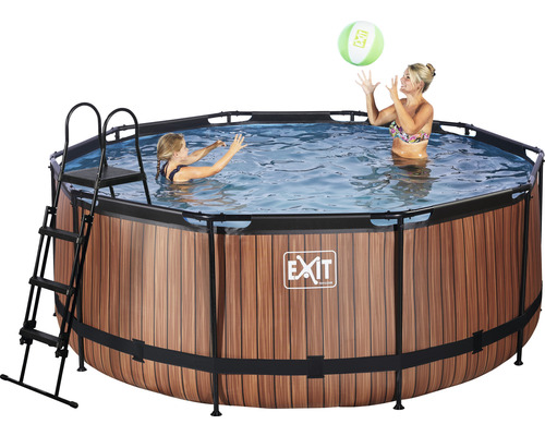 Rund ovanjordisk pool med träpanel, stege och lekande personer