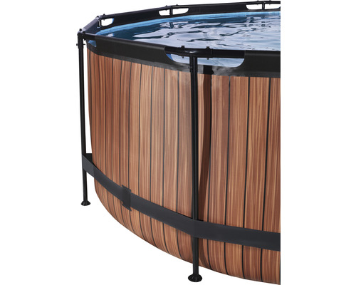 Detaljvy av en rund pool med träpanel och svart ram