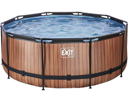 Pool med träutseende och fyllt med vatten