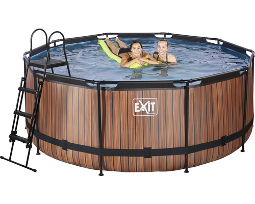 Ovanmarkspool med stege och träutseende, där två personer ligger på en madrass