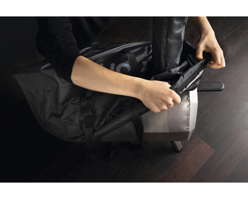 Transportväska för ugn öppnas av person