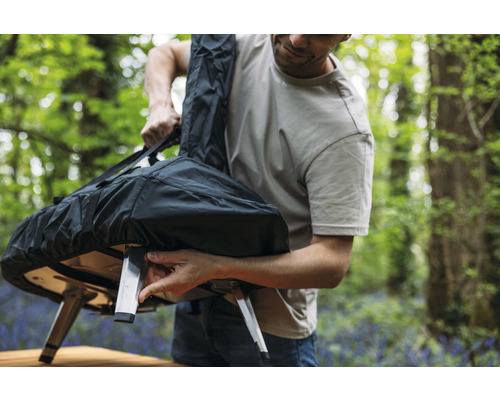 Man förvarar pizzaugn i en väska utomhus