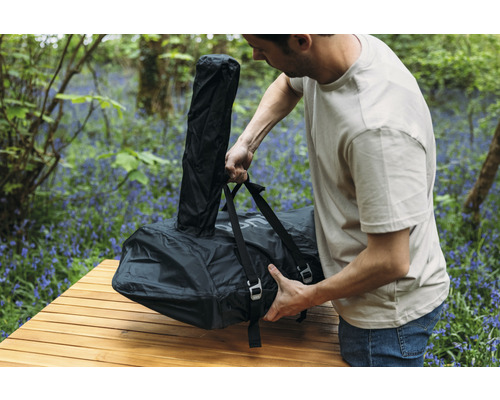 Man packar en förpackad säng på ett bord