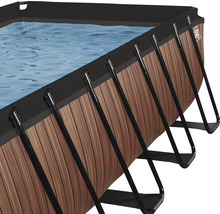 Detalj av en rektangulär pool med träutseende och stålram