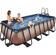 Rektangulär stålramspool med träutseende, stege och personer i vattnet