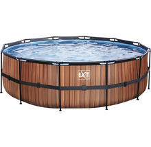 Pool med träpanel och fylld med vatten