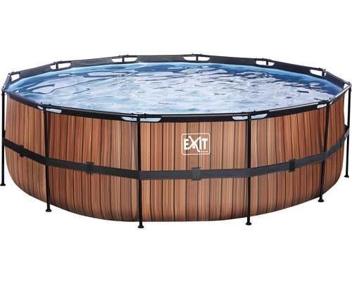 Pool med träpanel och fylld med vatten