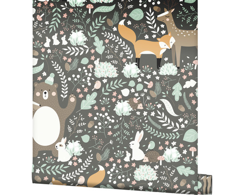 Tapet med skogsdjursmönster, inklusive björnar, rävar, kaniner och hjortar.