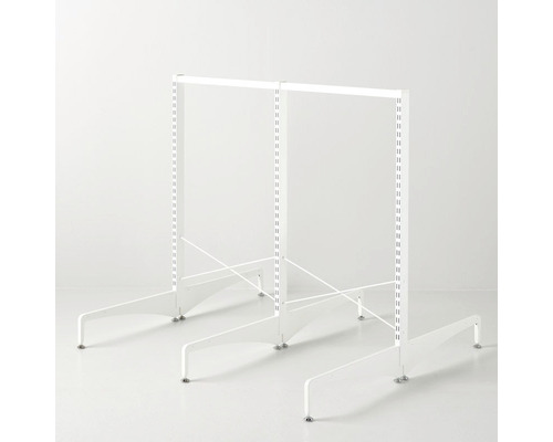 Två vita hyllsystem med justerbara hyllor.