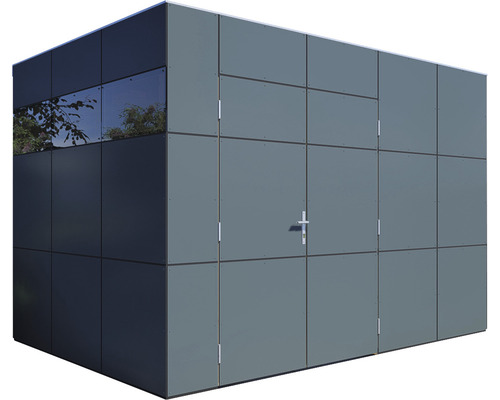 Grått redskapsförråd med fönster och dörr