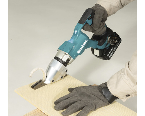 Makita sladdlös plåtsax skär ett arbetsstycke