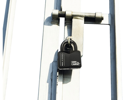 ABUS Granit hänglås på en grindregel