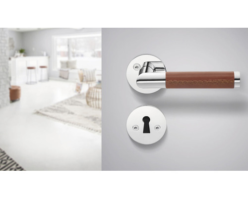 Dörrhandtag med läderhandtag i ett ljust vardagsrum