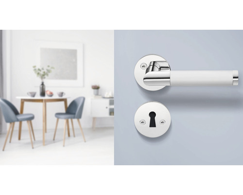 Dörrhandtag med nyckelrosett framför ett suddigt vardagsrum