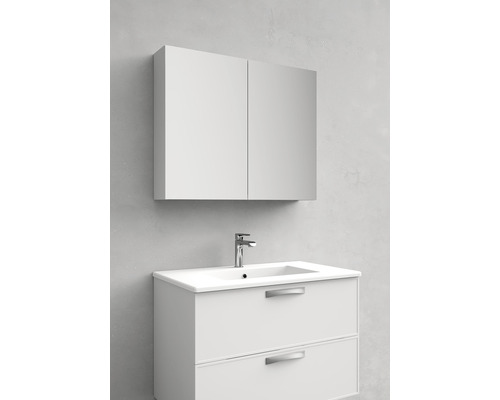 Badrum med tvättställsskåp, handfat och spegelskåp