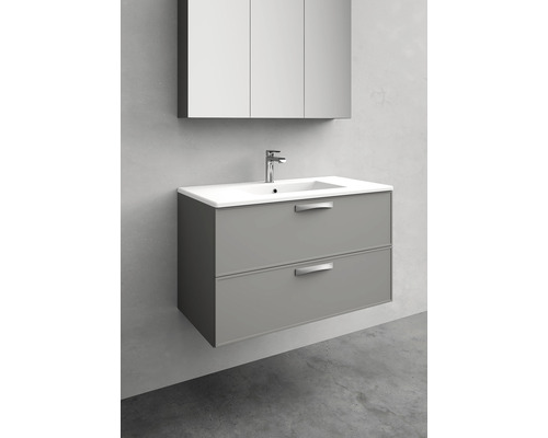 Modernt badrum med tvättställsskåp, handfat och spegelskåp