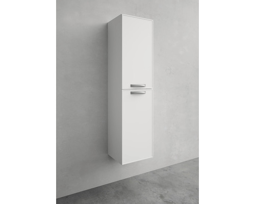 Vitt hängande högskåp med två dörrar och handtag på en vägg