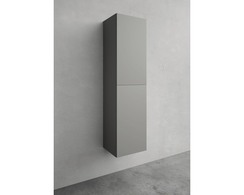 Grått väggskåp med två dörrar på en vägg