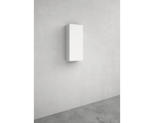 Vitt hängskåp monterat på en vägg