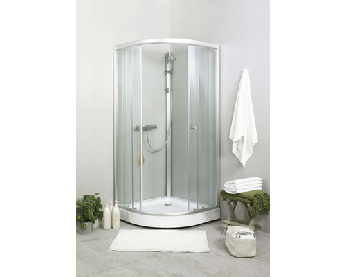 Hörndusch med duscharmatur och handdukar i badrummet