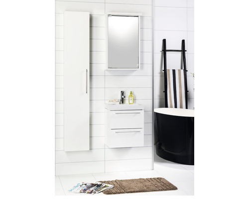 Badrum med vitt tvättställsskåp, spegelskåp, högskåp och svart badkar