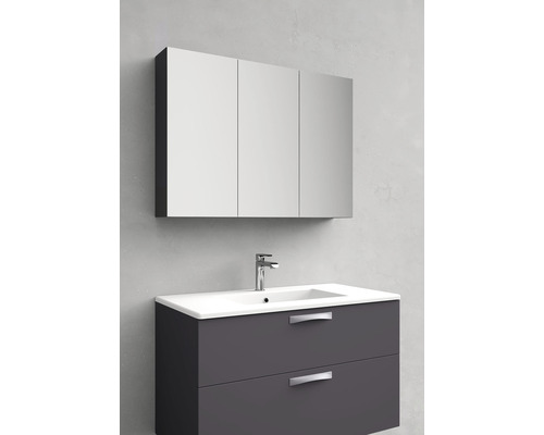 Badrum med tvättställsskåp, tvättställ och spegelskåp