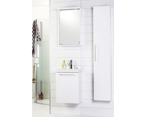 Modernt badrum med tvättställsskåp, spegelskåp och högskåp