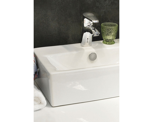 Modern badrumshandfat med kran, tvålpump och glas