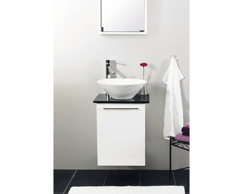 Badrum med handfat, spegel och handdukar