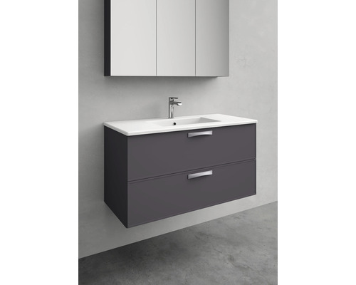 Badrum med tvättställsskåp, handfat och spegelskåp