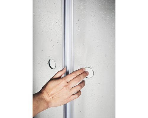 Närbild av en hand på en duschkabin dörr
