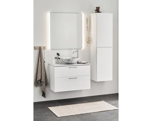 Modernt badrum med tvättställ, underskåp, spegel med belysning och högskåp.