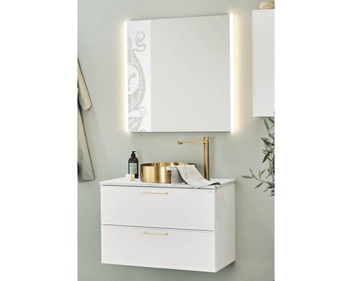 Badrum med vitt underskåp, gyllene handfat, blandare och upplyst spegel