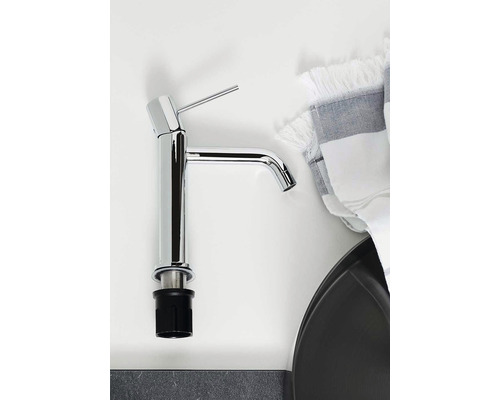 Tvättställsblandare i krom med monteringsdetaljer