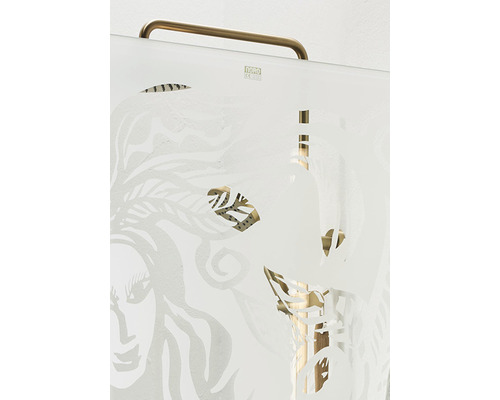 Detaljvy av en duschvägg med handtag och dekoration