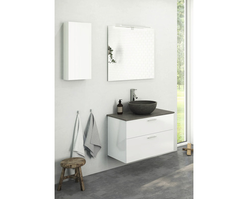 Badrum med handfat, underskåp, spegelskåp och handdukar