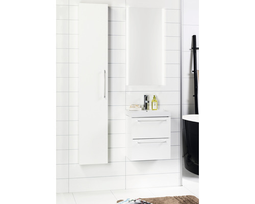 Badrumsvy med tvättställsskåp, spegelskåp och högskåp