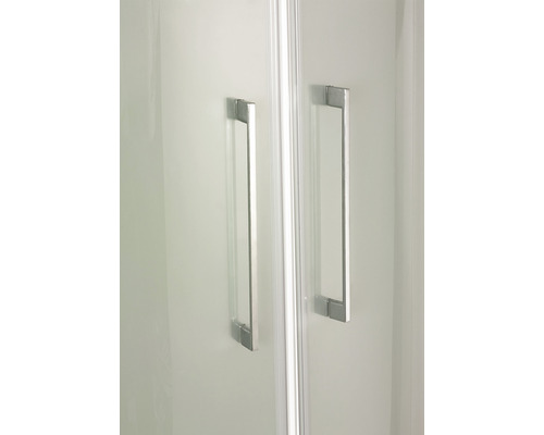 Närbild av duschkabinsdörrar med handtag