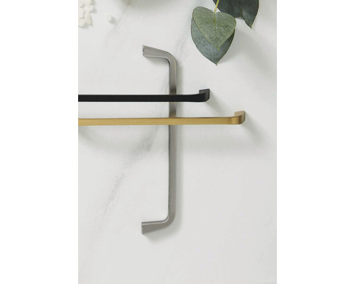 Tre handdukshängare i metall för badrummet.