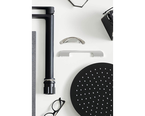 Arrangemang av olika badrumsblandare och tillbehör på vit bakgrund.