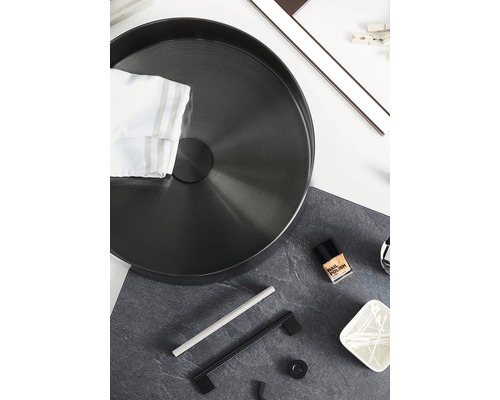 Vy från ovan av ett handfat med handduk och diverse badrumstillbehör